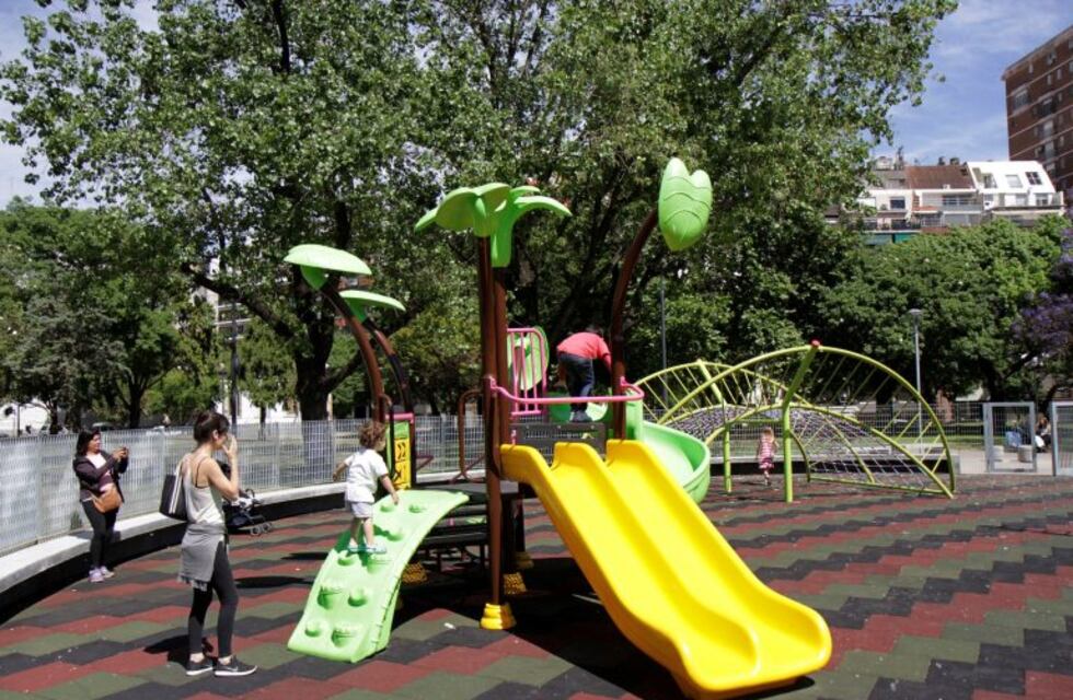 Prohibirán fumar en las áreas de juegos infantiles de las plazas porteñas