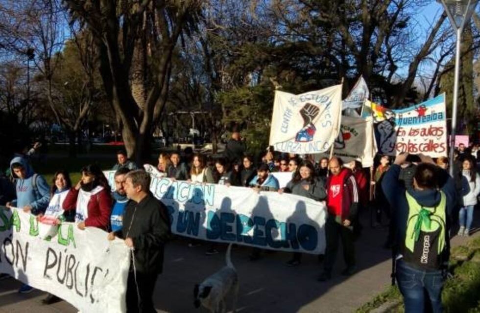 Los vecinos de Viedma marcharon en defensa de la Educación Pública