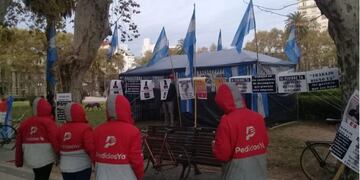 Los trabajadores suelen reunirse frente a la Facultad de Derecho y ahora les ofrecieron refugio y comida por el frío\u002E (@pedidosyadelros)