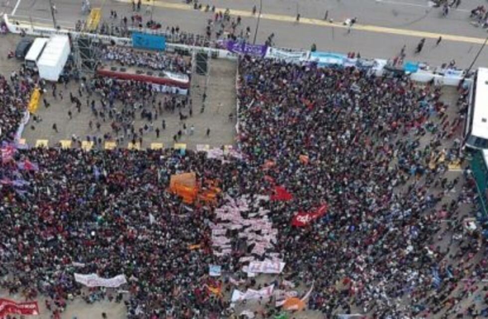 Una multitud en Trelew en el acto de apertura del ENMChubut