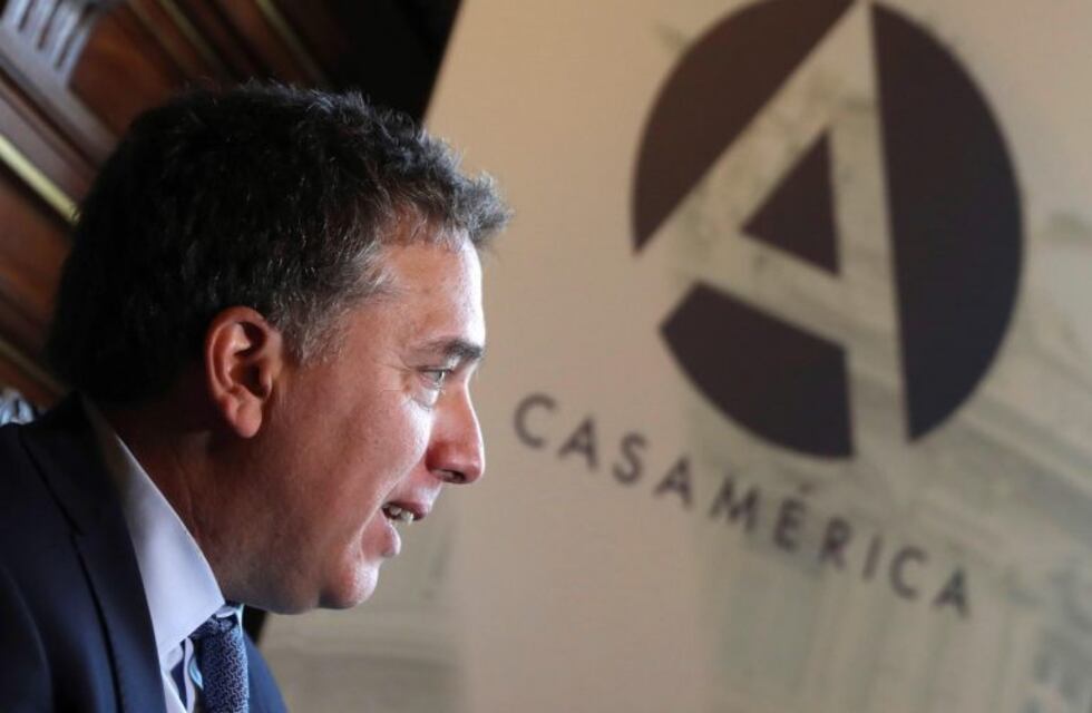 Dujovne, cuestionado en Madrid: "¿Cómo espera que vayan las inversiones a la Argentina si usted mantiene su patrimonio en offshore?"