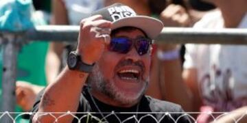 BAS025. BUENOS AIRES (ARGENTINA), 06/02/2017.- El exjugador de fu00fatbol Diego Armando Maradona asiste hoy, lunes 6 de febrero de 2017, al quinto y u00faltimo partido de la eliminatoria por la Copa Davis entre el equipo de Argentina y el de italia, disputado en