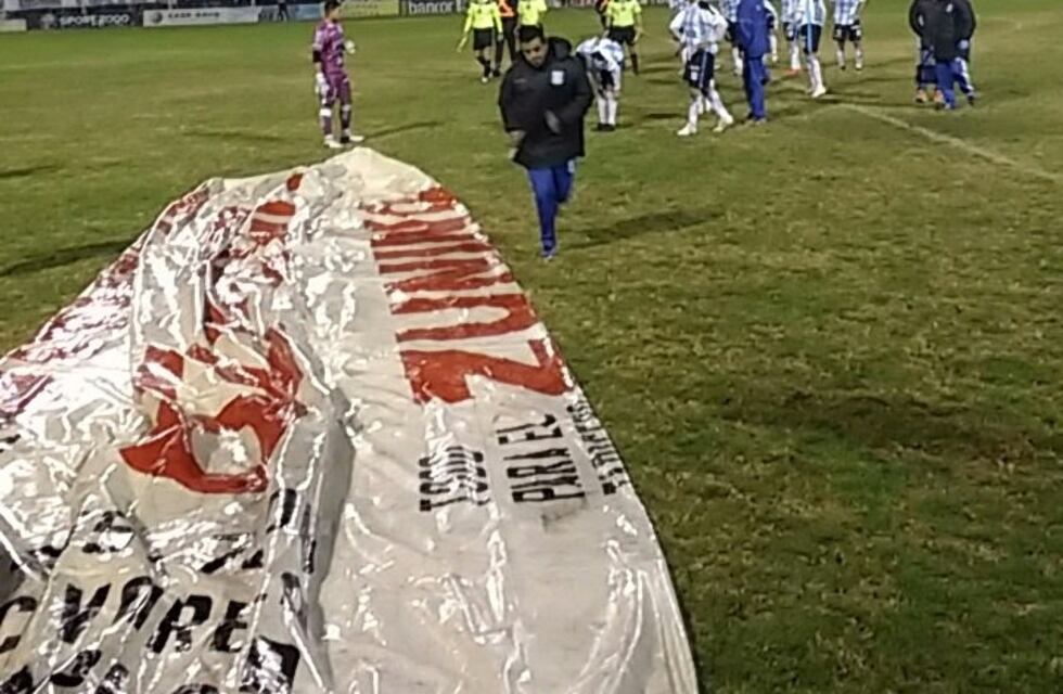 En el debut en el Federal B, Racing goleó a Peñarol