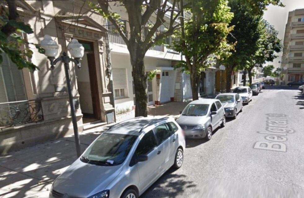 Una mujer se tiró del segundo piso de un edificio céntrico y se salvó de milagro