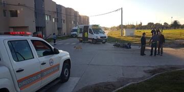 Fuerte choque entra una familia que iba en moto y un colectivo