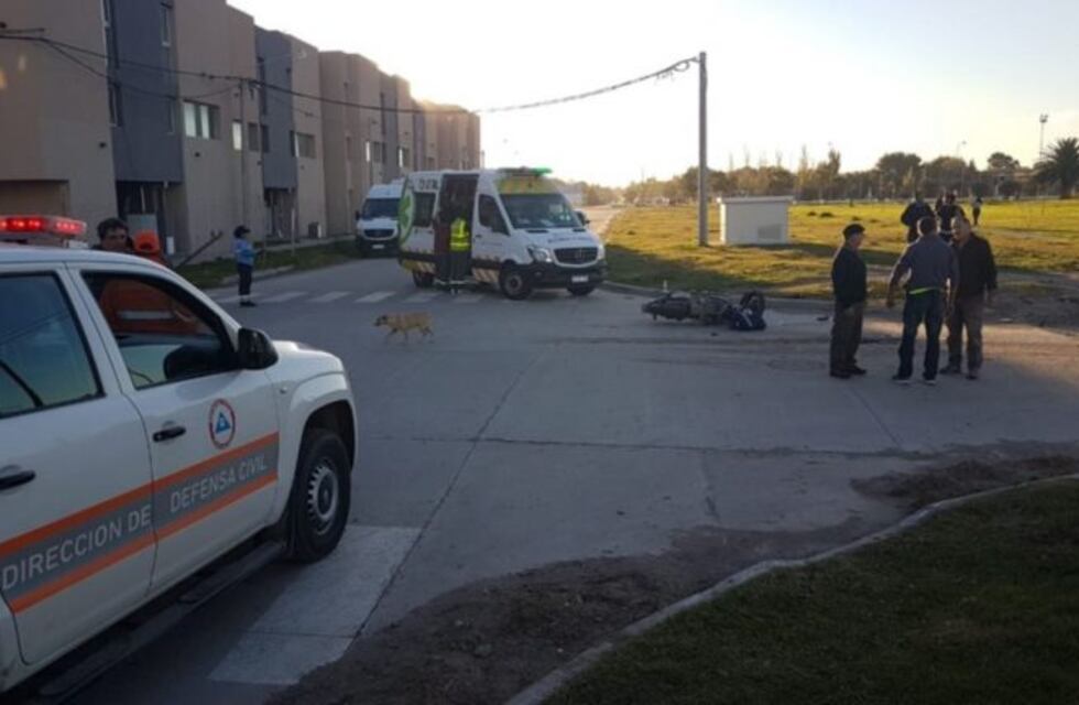 Una pareja y sus hijos de 1 y 4 años chocaron contra un colectivo cuando iban en moto