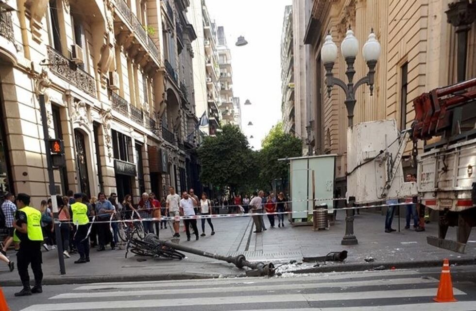 Removieron la columna que quedaba en pie tras el accidente en Córdoba y Corrientes