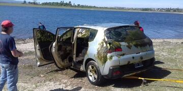 Lograron recuperar el auto en el Lago Los Molinos