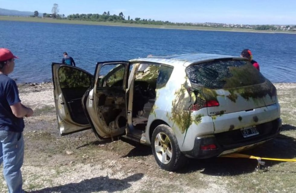 Potrero de Garay: lograron extraer el auto del lago Los Molinos