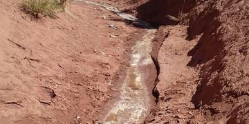 El residuo corrió por un cauce viejo, de unos 30 centímetros de anche por 50 de profundidad, cerca de la ciudad de Malargüe, Mendoza\u002E