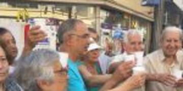 Los adultos mayores piden respuestas al Gobierno y a la obra social que los asiste.