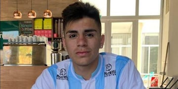 Alex Luna firma su primer contrato