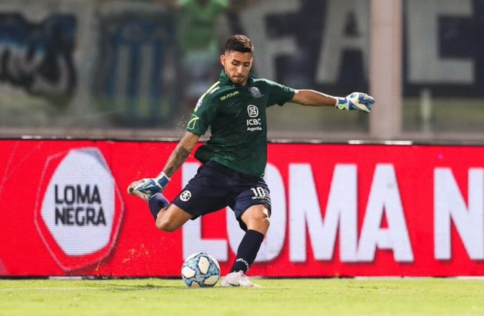 Nahuel Bustos, el goleador arquero: "En las prácticas siempre me calzo los guantes"