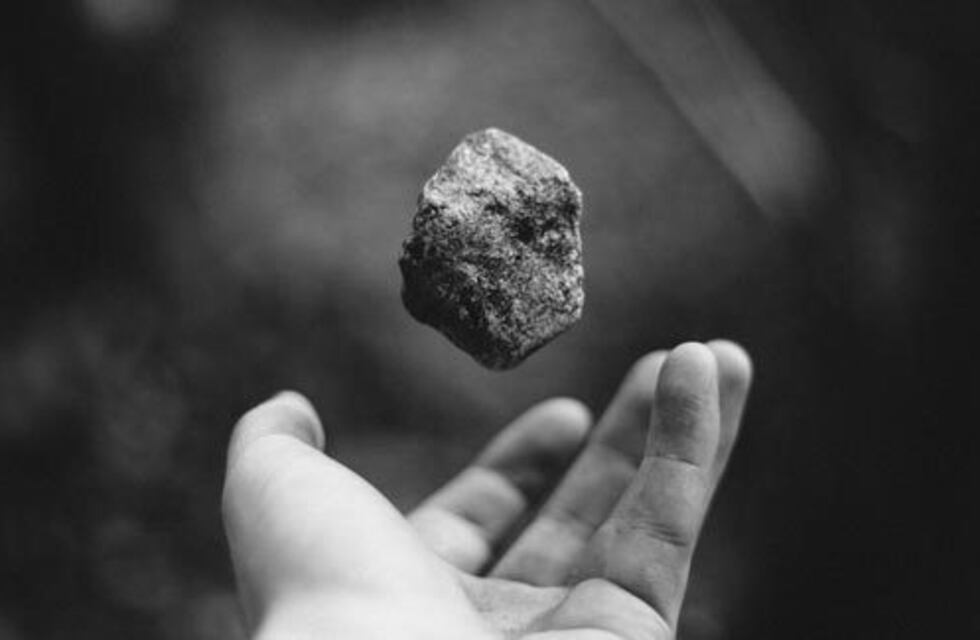 Un joven arrojaba piedras a una ventana y quedó detenido en Arroyito