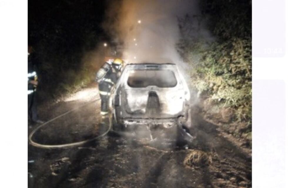 Voraz incendio destruyó una EcoSport en Carlos Paz