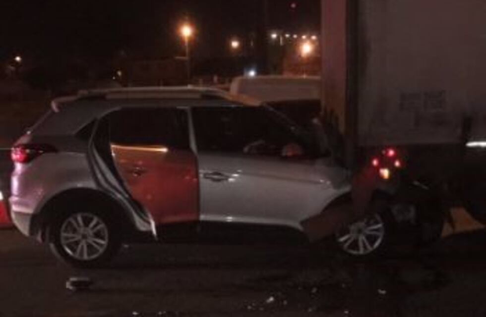 Juan Pablo Varsky chocó en Panamericana: se incrustó debajo de un camión