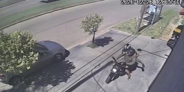 Video: motochorros escaparon de lo que iba a ser una paliza, luego de que se frustrara el robo que querían cometer (Foto: Captura de imagen de seguridad)