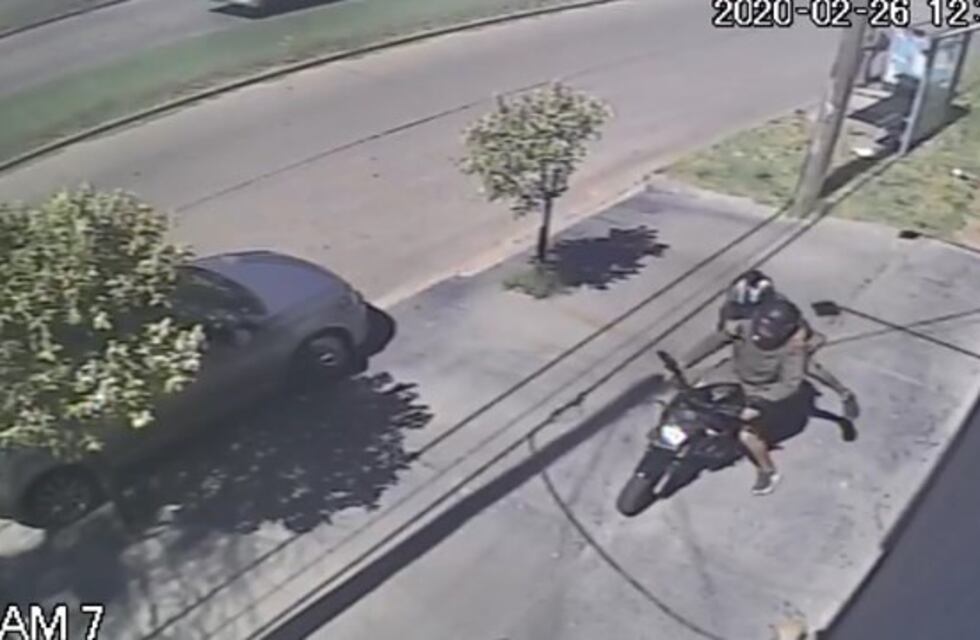 Video: motochorros escaparon de lo que iba a ser una paliza, luego de que se frustrara el robo que querían cometer