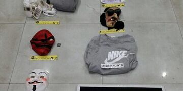 DYN18, SAN ISIDRO, BUENOS AIRES, 28/09/2017, CAYÓ “LA BANDA DE HALLOWEEN UNA ORGANIZACIÓN DELICTUAL DEDICADA A LA COMERCIALIZACIÓN DE “COCAÍNA” Y “MARIHUANA” QUE USABA MASCARAS DE MONSTRUOS Y ANONIMUS, ENTRE OTRAS, PARA EVITAR SER IDENTIFICADOS CUANDO HACÍAN LA TRANSACCIÓN, FUE DESBARATADA POR LA POLICÍA DE LA PROVINCIA DE BUENOS AIRES TRAS MÚLTIPLES LLEVADOS A CABO EN VILLA SANTA RITA, UBICADA EN LA LOCALIDAD DE BOULOGNE, PARTIDO DE SAN ISIDRO\u002E\u002E FOTO:DYN/M SEGURIDAD\u002E