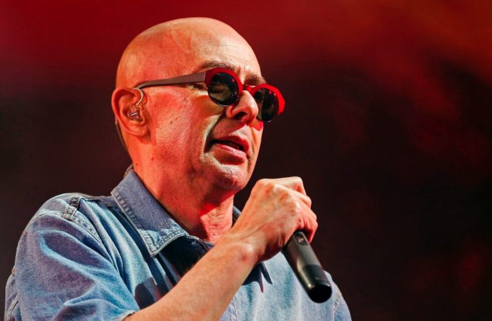 El biógrafo del Indio Solari aseguró que el cantante "está con una tristeza atroz"