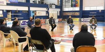 Reunión de funcionarios con dirigentes de clubes