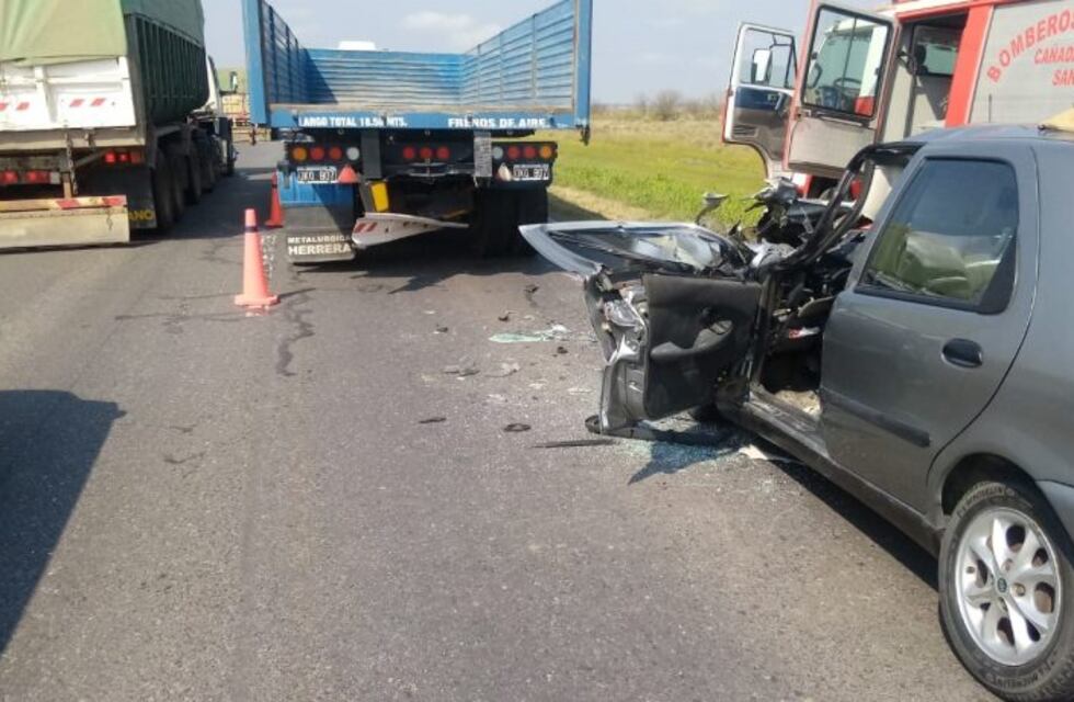 Falleció un anciano al chocar un auto contra un camión en la ruta 34
