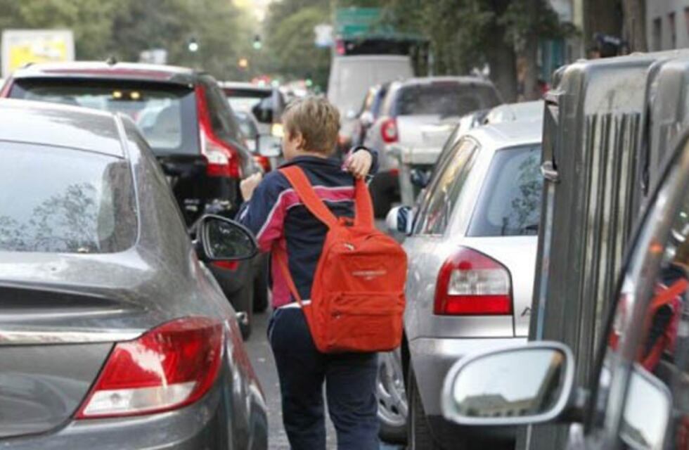 Paraná: multas de 11 mil pesos por estacionar en doble fila