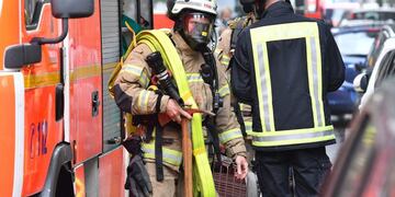 Los bomberos trabajan en una vivienda alcanzada por un rayo el 22/07/2017 durante las fuertes lluvias en Berlín, Alemania\u002E foto: Paul Zinken/dpa