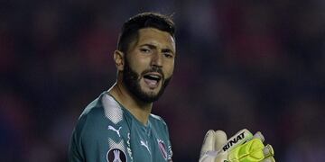 Argentina's Independiente goalkeeper Martin Campana, gestures during the Copa Libertadores group G football match against Brazil's Corithians at Libertadores de America stadium in Avellaneda, Buenos Aires on April 18, 2018\u002E / AFP PHOTO / JUAN MABROMATA cancha independiente martin campaña futbol copa libertadores 2018 futbol futbolistas independiente corinthians