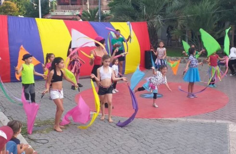 La escuela municipal de Circo de Mina Clavero realizó la presentación final del año