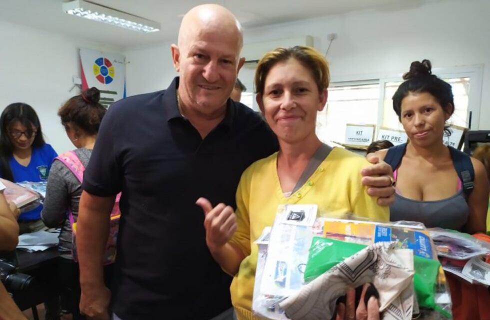 Filippa entregó kits escolares y criticó a Macri