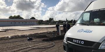 El hospital modular de Mar del Plata ya cuenta con 80 metros de cañerias (Twitter Prensa OSSE)