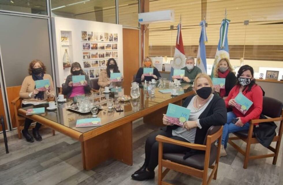 Se presentó en Arroyito el libro "La Corona de un Rey Chiquitito Chiquitito"