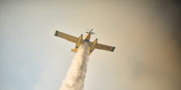 Bomberos combaten los incendios en la zona de Bosque Alegre para evitar que las llamas alcancen al Observatorio Astronómico\u002E (La Voz)