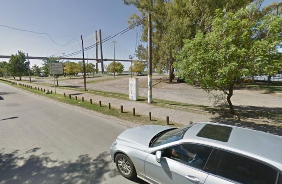 Les robaron el auto y dos iPhone a punta de pistola cuando estacionaron en Costa Alta