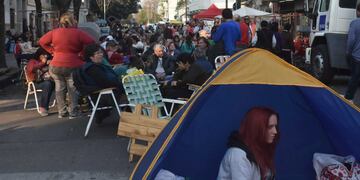 DYN26, BUENOS AIRES 06/08/17, CIENTOS DE PERSONAS ESPERABAN HOY INGRESAR AL SANTUARIO DE SAN CAYETANO DE LINIERS, DONDE MAÑANA PEDIRÁN AL SANTO DE LA PROVIDENCIA NO PERDER EL EMPLEO O CONSEGUIR TRABAJO, EN UN CONTEXTO SOCIAL DE ÍNDICES ALTOS DE DESOCUPACIÓN Y POBREZA EN EL PAÍS\u002EFOTO:DYN/TONY GOMEZ\u002E