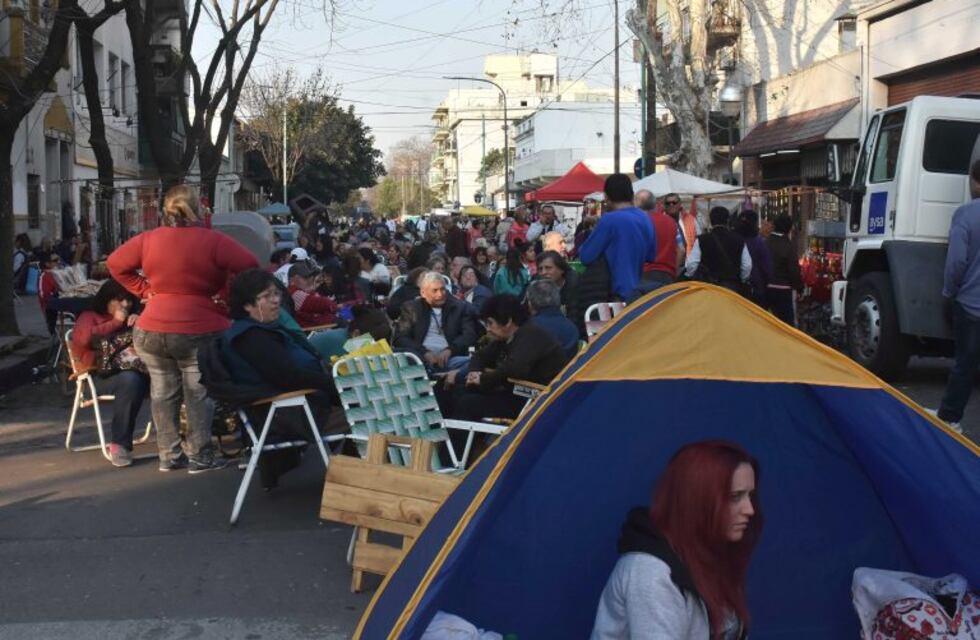 Miles de fieles hacen fila para venerar a San Cayetano en Liniers