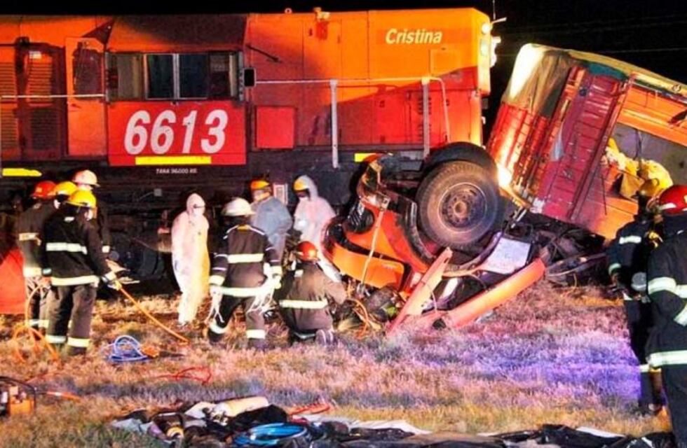 Un tren atropelló un camión en General Pico y falleció el conductor