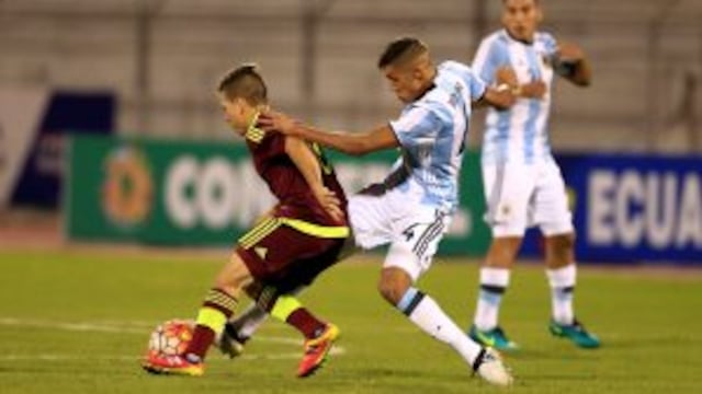 QUI04. IBARRA (ECUADOR), 27/01/2017.- El jugador argentino Nahuel Molina Lucero (c) disputa el balu00f3n con el venezolano Yeferson Soteldo (i) hoy, viernes 27 de enero de 2017, durante un partido entre Argentina y Venezuela por el campeonato Sudamericano Sub