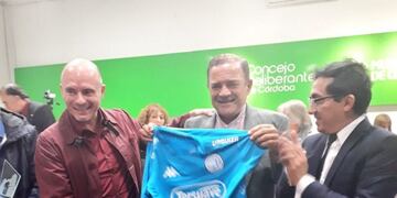 Jorge Franceschi, presidente de Belgrano, con devolución de gentilezas para Felipe Lábaque\u002E