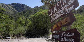 Signs are seen on Uritorco hill in the Argentine city of Capilla del Monte in the Cordoba province December 20, 2012\u002E Social media spread fears that a mass suicide was being planned on Uritorco hill, a mountain popular among UFO spotters in Argentina\u002E Local authorities decided to limit access to the Cerro Uritorco peak, though they said it was to prevent overcrowding\u002E Uritorco hill, one of the highest peak in the area is attributed with mystical energy that attracts tens of thousands of tourists every year\u002E REUTERS/Mariano Paiz (ARGENTINA - Tags: SOCIETY) Por el temido \