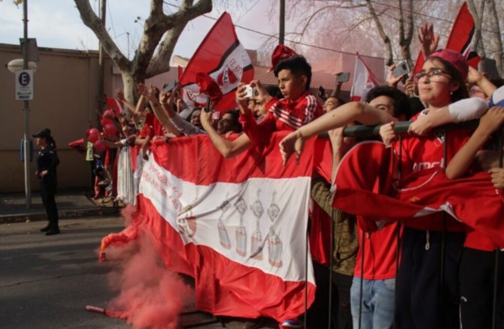 Mirá cómo recibieron los hinchas puntanos al plantel de Independiente