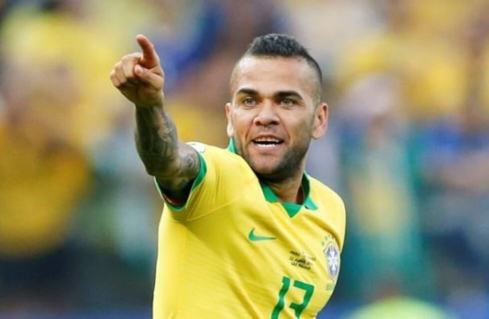 Dani Alves se sumó al "Bottle Cap Challenge" de una manera muy particular