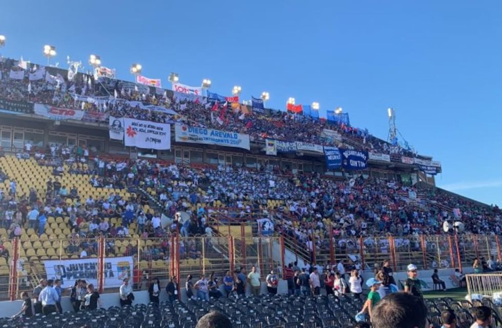 El estadio de Sarmiento se va colmando, a la espera de Alberto Fernández