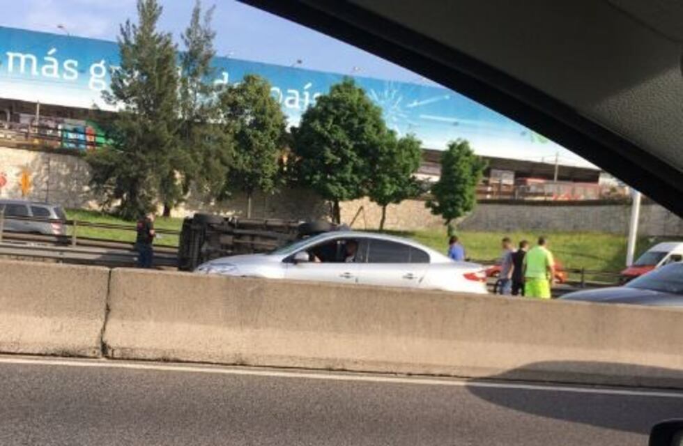 Un herido y demoras tras un choque y vuelco sobre la General Paz en Saavedra
