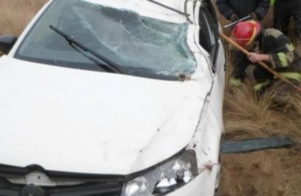 Quiso esquivar a un animal y terminó volcando su auto