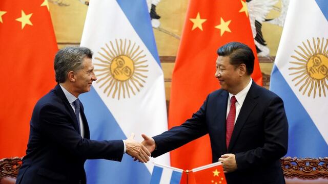 Argentine President Mauricio Macri, left, shakes hands with Chinese President Xi Jinping during a signing ceremony at the Great Hall of the People in Beijing, Wednesday, May 17, 2017. (Nicolas Asfouri/Pool Photo via AP) china beijing mauricio macri Xi Jinping visita del presidente de la nacion a china viajes del presidente de la nacion al exterior