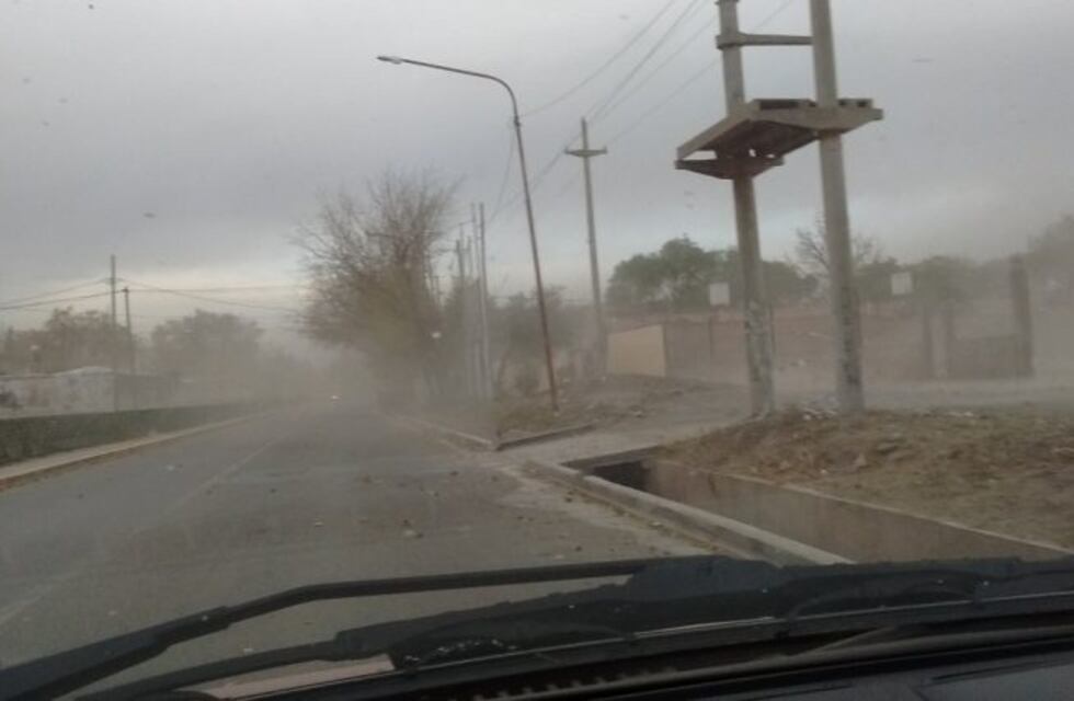 Alerta por Zonda: piden a los vecinos no salir de casa y evitar prender fuego