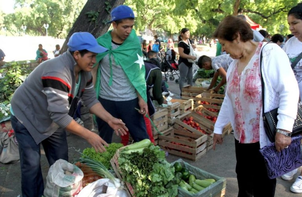 Feriazo: venden frutas y verduras a $10 en la Plaza Independencia