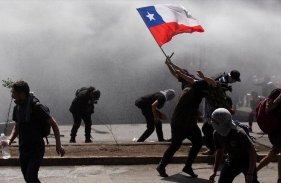 El momento en el que los Carabineros atropellan a un joven durante las últimas protestas en Chile
